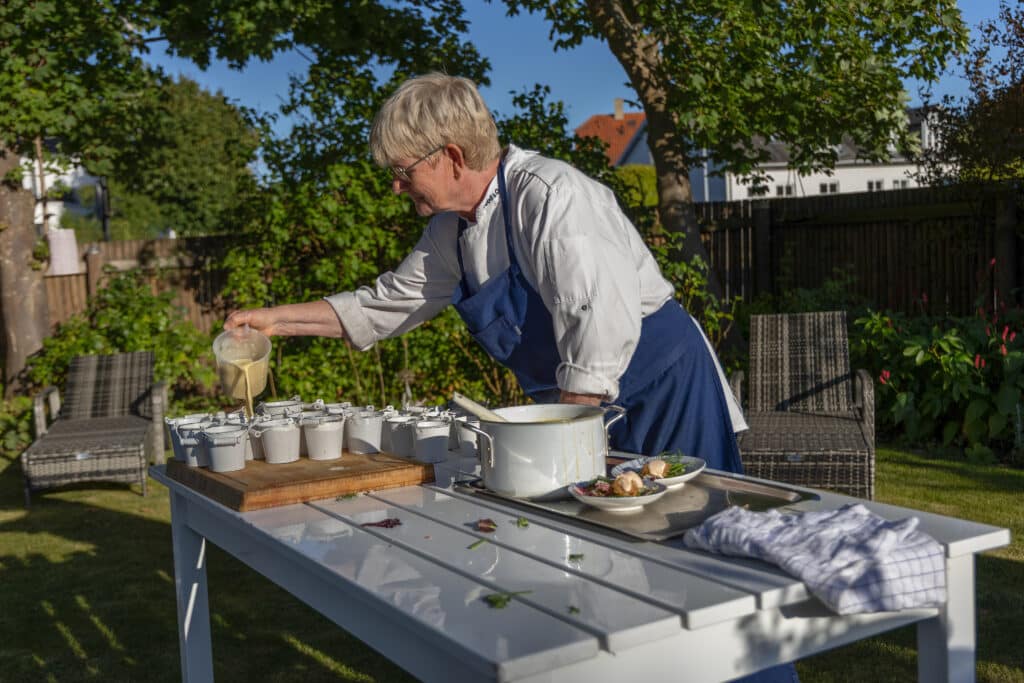 Kokken anretter maden og gør klar til servering