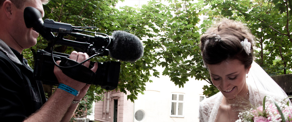 Fotograf med videokamera filmer brud