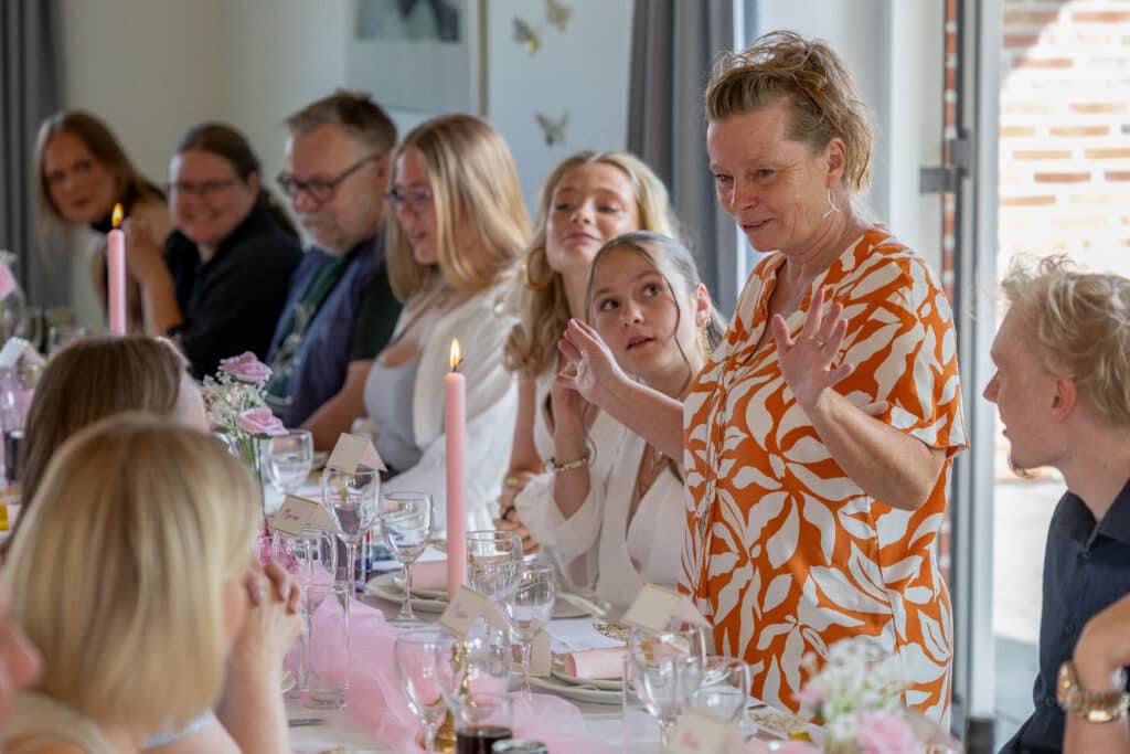 Mor holder tale ved sin datters konfirmation