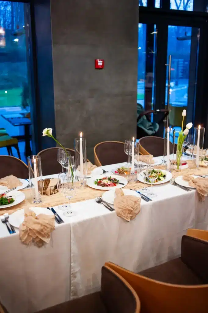 Billede af et dækket bord med hvide duge