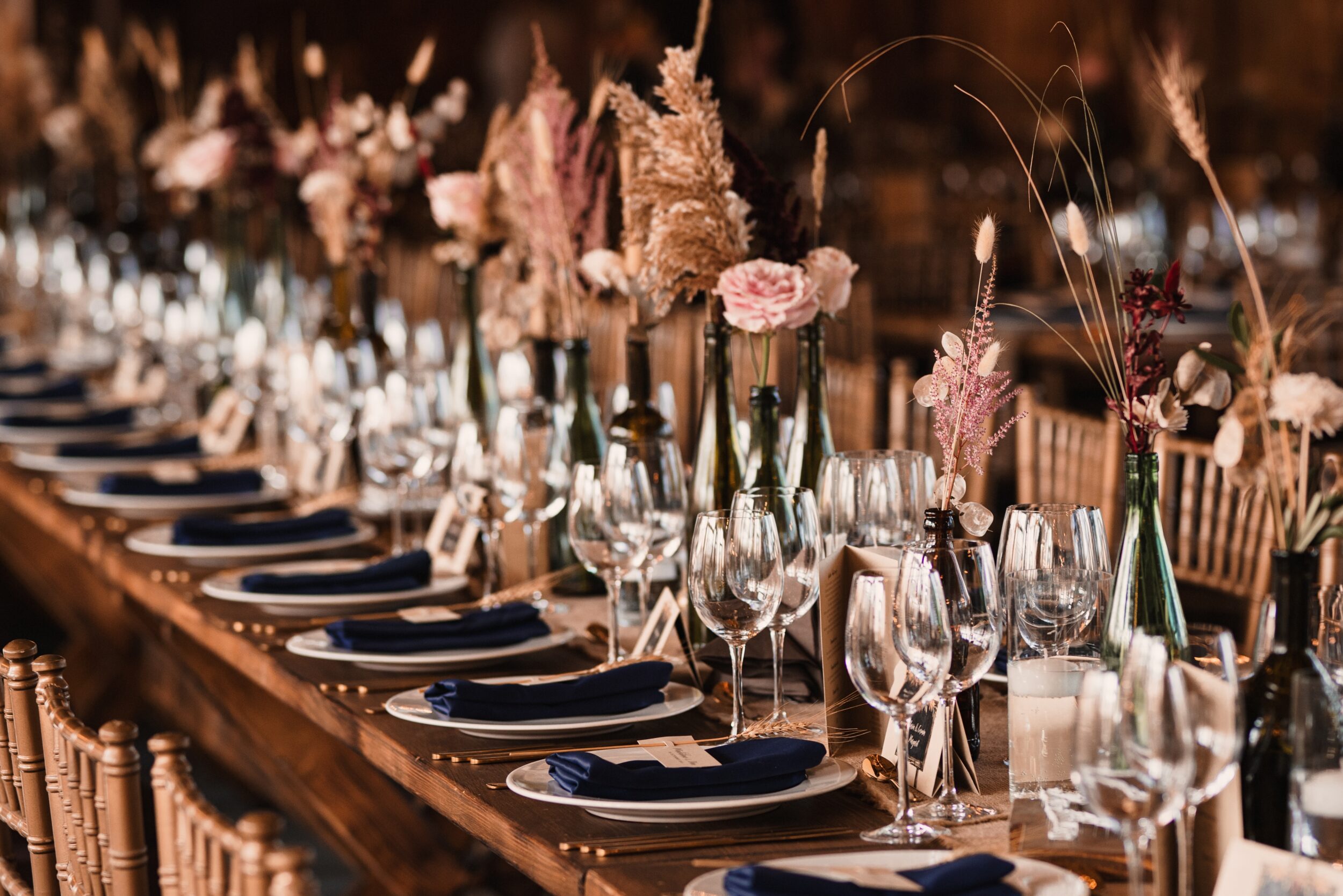 Billede af et dækket bord tæt på