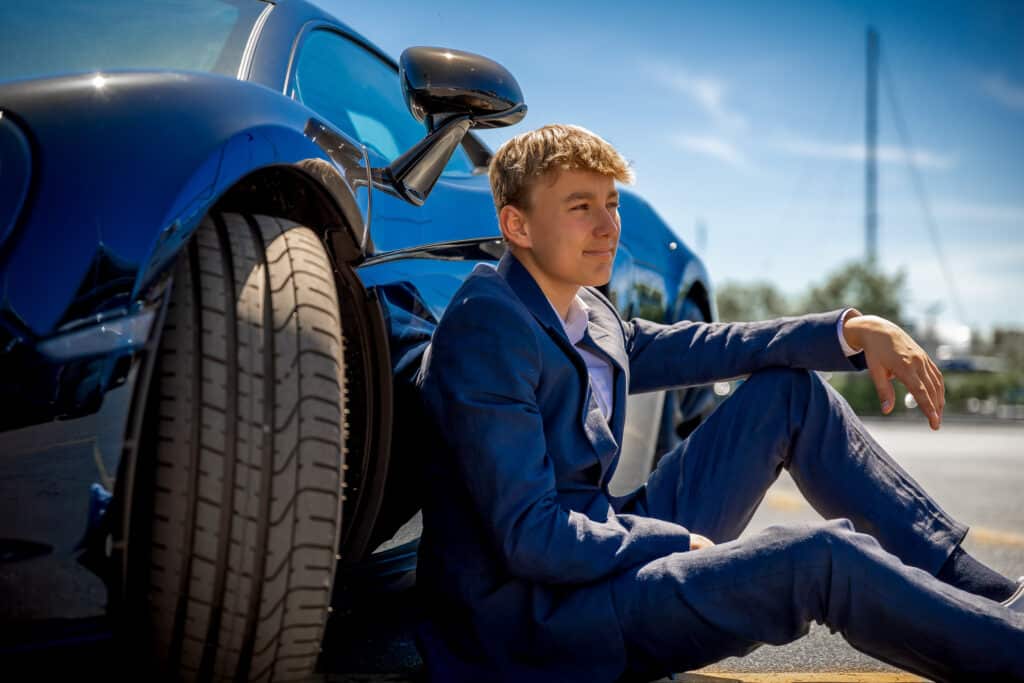 Siddende Konfirmand Ved Bil